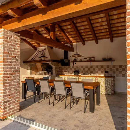 Dom wakacyjny In With Kitchen Buzet